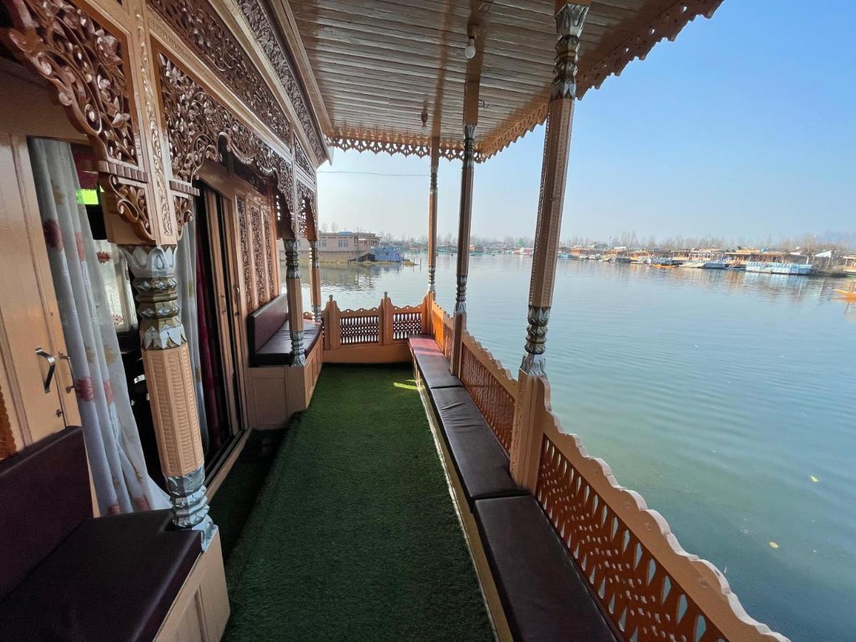 Floating Young Gulshan Houseboat Srinagar  Luaran gambar