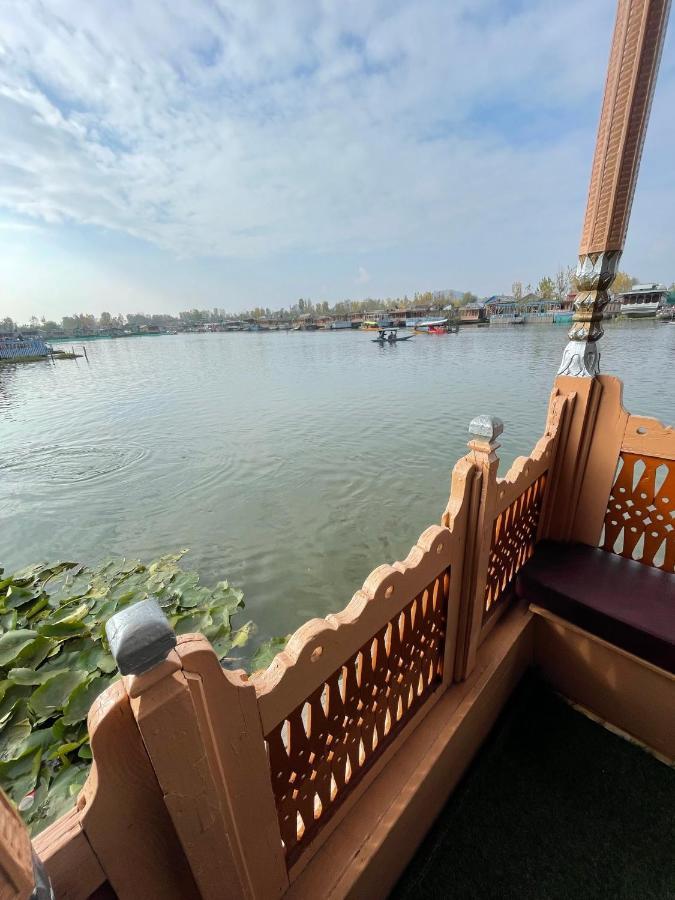 Floating Young Gulshan Houseboat Srinagar  Luaran gambar