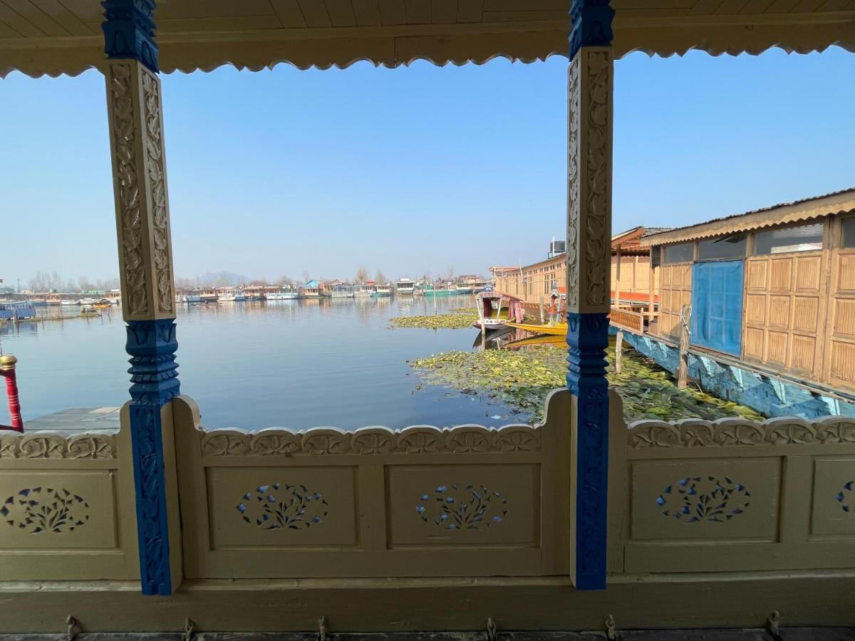 Floating Young Gulshan Houseboat Srinagar  Luaran gambar