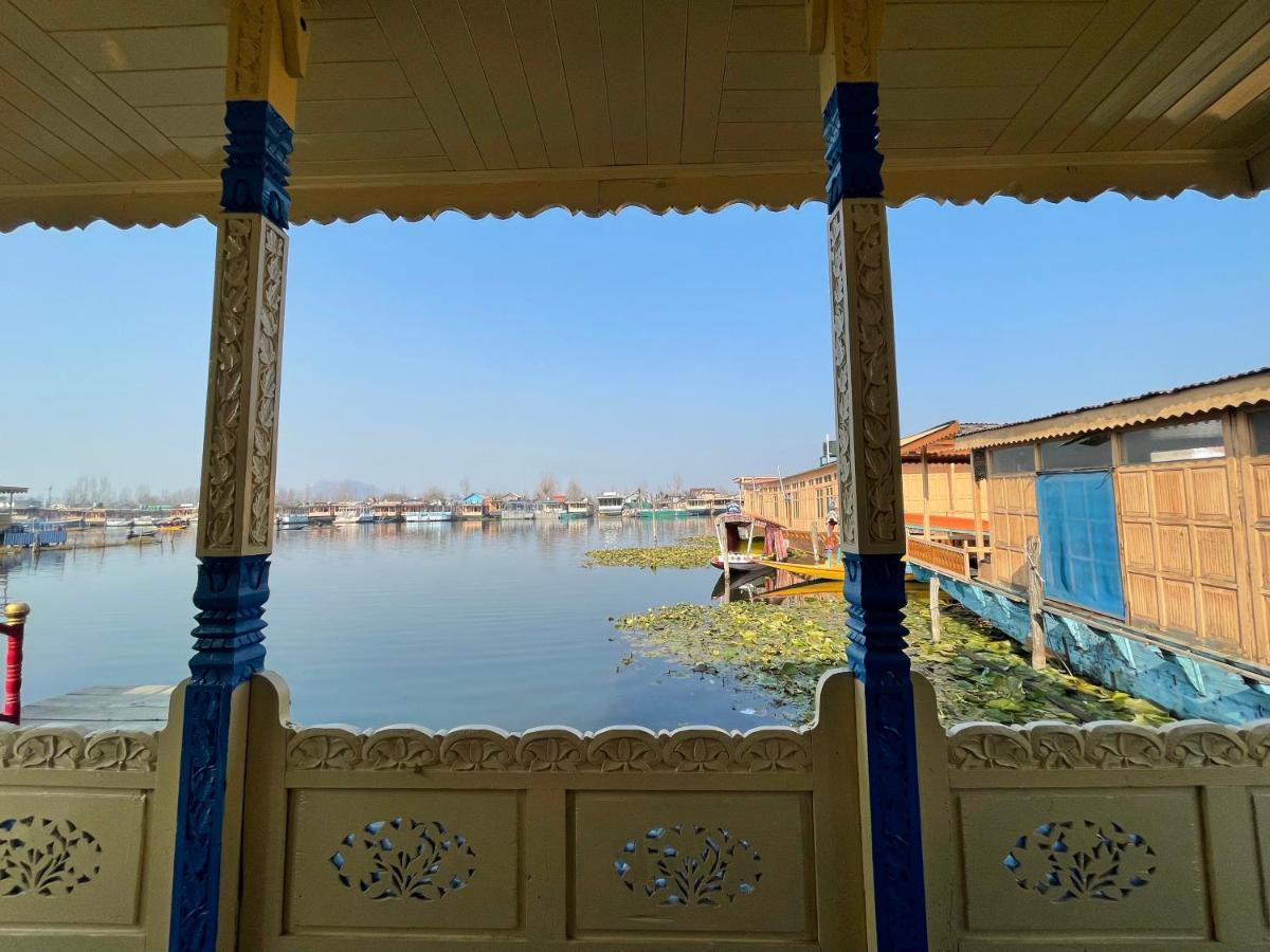 Floating Young Gulshan Houseboat Srinagar  Luaran gambar