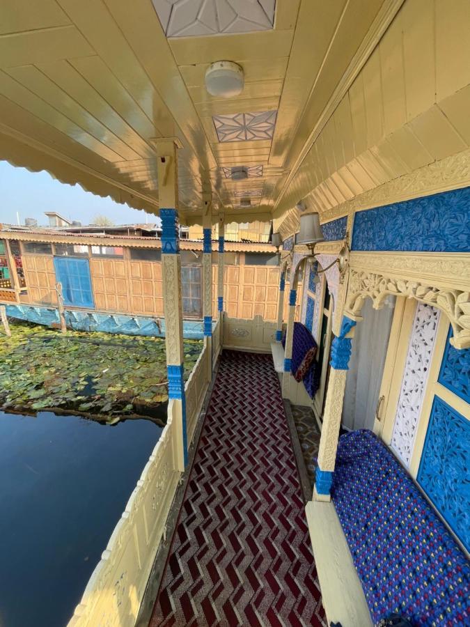 Floating Young Gulshan Houseboat Srinagar  Luaran gambar