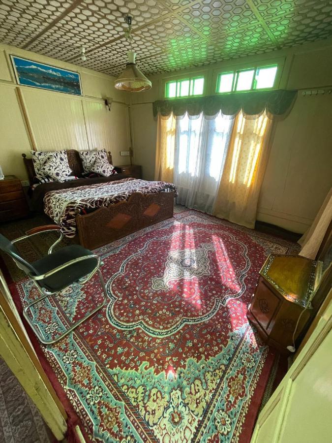 Floating Young Gulshan Houseboat Srinagar  Luaran gambar