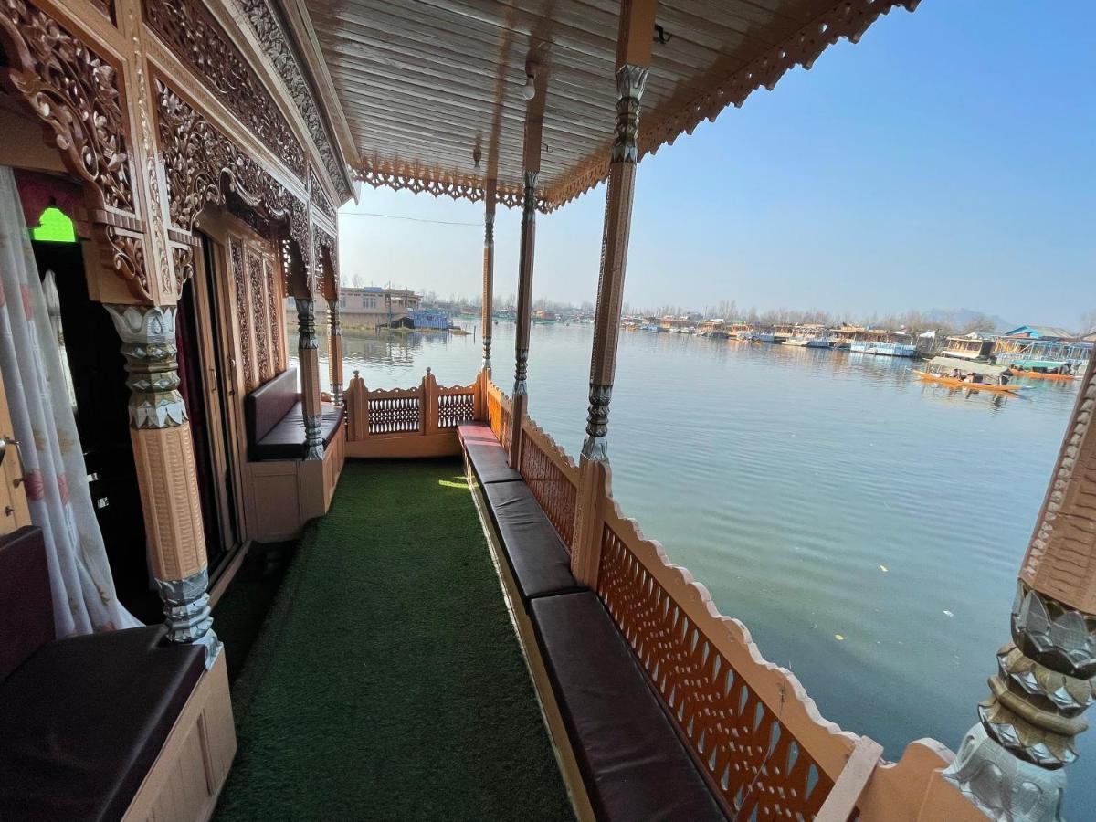 Floating Young Gulshan Houseboat Srinagar  Luaran gambar