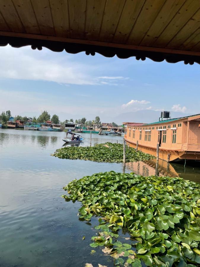 Floating Young Gulshan Houseboat Srinagar  Luaran gambar