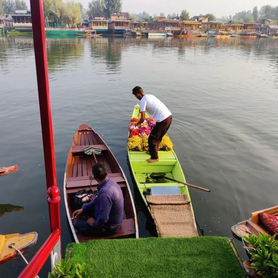 Floating Young Gulshan Houseboat Srinagar  Luaran gambar