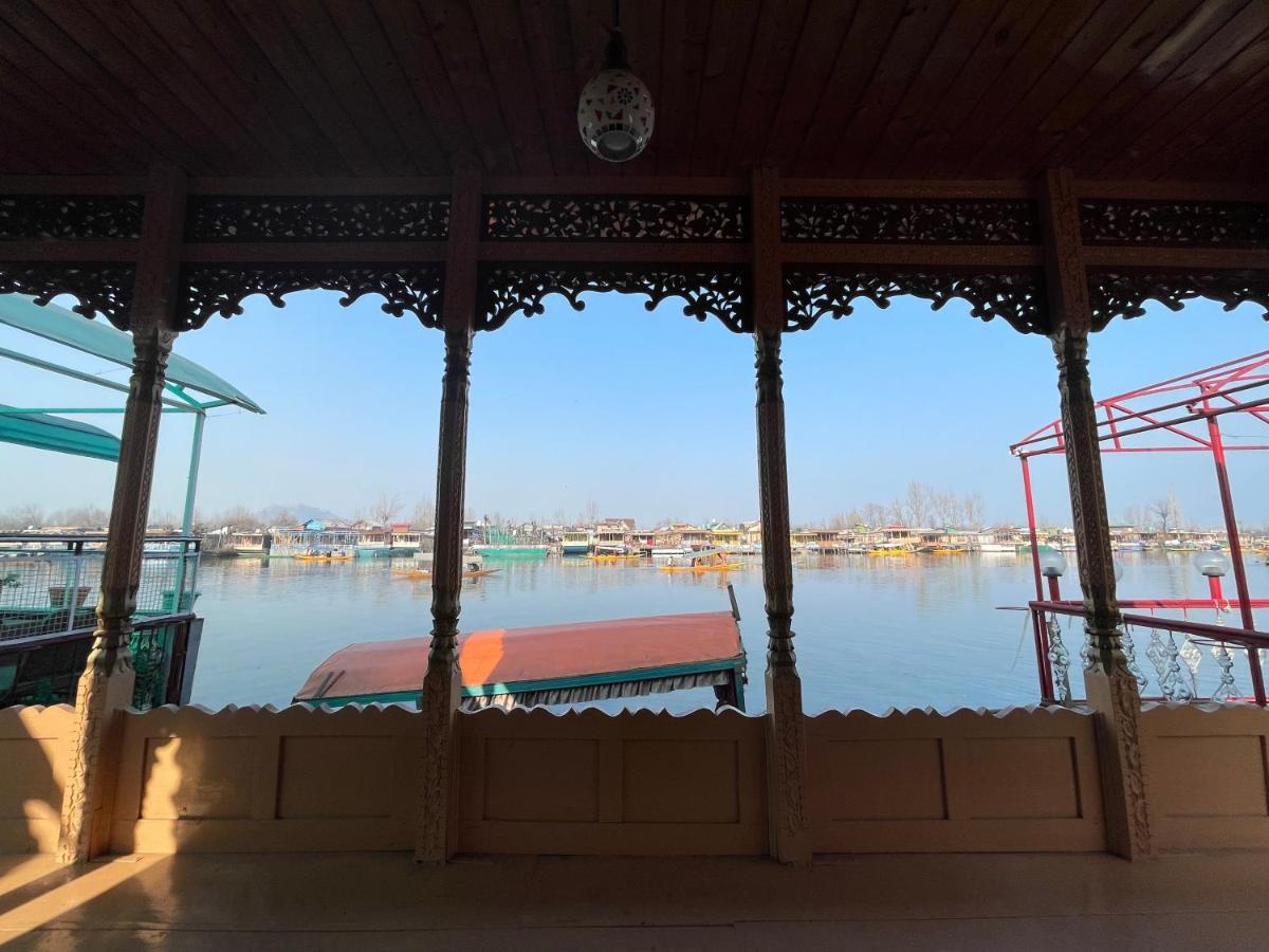 Floating Young Gulshan Houseboat Srinagar  Luaran gambar