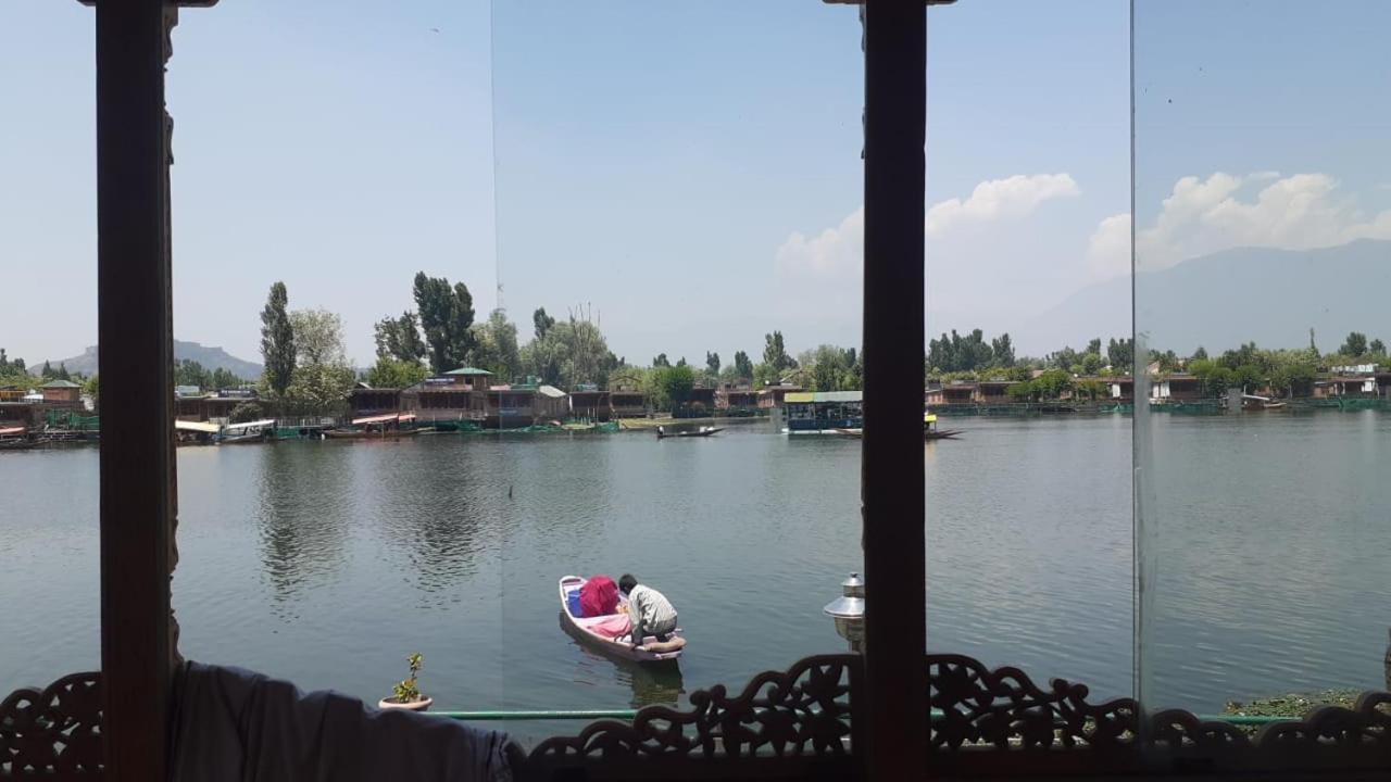 Floating Young Gulshan Houseboat Srinagar  Luaran gambar